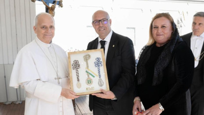 León XIV, con el alcalde de Rute, David Ruiz, y su esposa