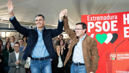 Pedro Sánchez y Miguel Ángel Gallardo, en el mitin de Mérida