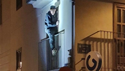 Imagen de la detención de tres ladrones pillados trepando por una fachada por la Policía Local de Valencia