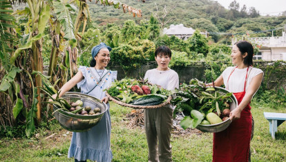 Mujeres japonesas con una cesta llena de cosechas frescas de su huerta.