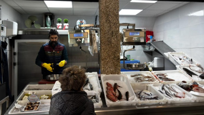 'Os de Lola', puesto de pescado y marisco, en la nave número 4 de la Plaza de Abastos de Santiago