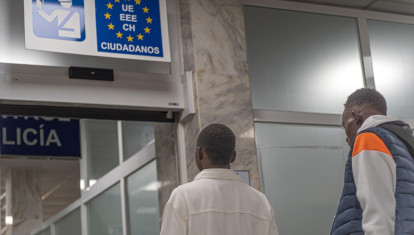 Traslado de un grupo de inmigrantes de Ceuta a la Península el pasado verano