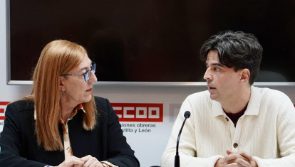 El coordinador de IU en Castilla y León, Juan Gascón y la coordinadora general de Movimiento SUMAR Castilla y León, Marina Echebarría Sáenz, este martes, en Valladolid