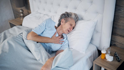 Mujer a la que le está dando un infarto
