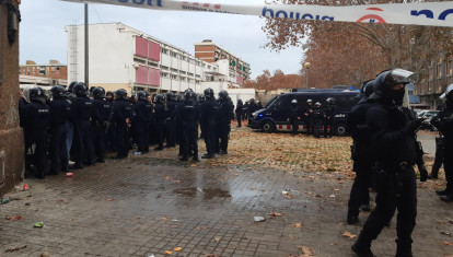 Desalojo en marcha en el antiguo Instituto B9 de Badalona