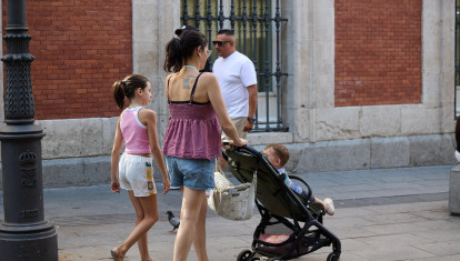 Una mujer con un carrito de bebé, en Madrid.