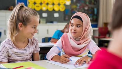 Niña musulmana con su compañera de clase