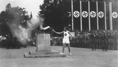 El último de los 3.000 corredores a cargo de portar la antorcha olímpica desde Grecia enciende la llama olímpica en Berlín para dar inicio a las XI Olimpíadas de verano de 1936