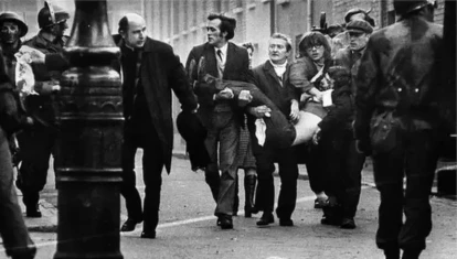 Una víctima del Domingo Sangriento es cargada en las calles de Derry