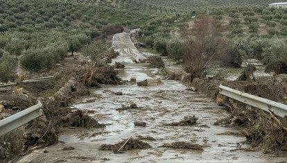 Carretera A-3127, entre Castro del Río y Cañete de las Torres, cortada por la lluvia