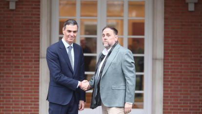 El presidente del Gobierno, Pedro Sánchez, y el líder de ERC, Oriol Junqueras