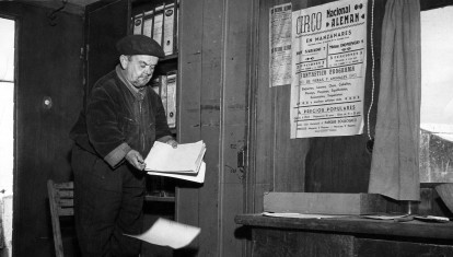 Manzanares (Ciudad Real), hacia 1954.- Un artista del Circo Nacional Aleman ordena unos papeles en la oficina de la empresa circense.EFE