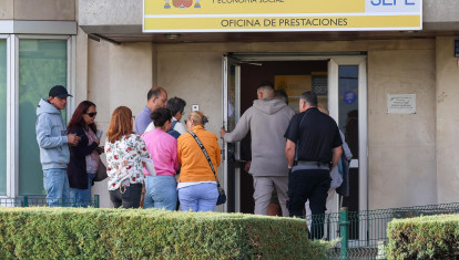 Imagen de archivo de gente esperando para entrar en una oficina del SEPE.