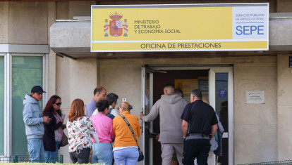 Imagen de archivo de gente esperando para entrar en una oficina del SEPE.