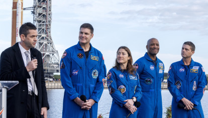 El administrador de la NASA, Jared Isaacman; los especialistas de la misión Artemis II, Jeremy Hansen y Christina Koch; el piloto Victor Glover; y el comandante Reid Wiseman