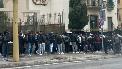 Colas frente al Consulado de Argelia de Barcelona, este miércoles