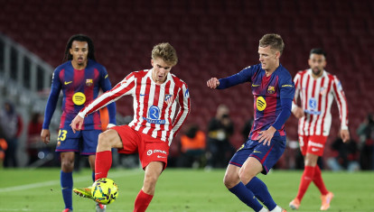 Pablo Barrios y Dani Olmo, durante el encuentro entre FC Barcelona y Atlético de Madrid de liga
