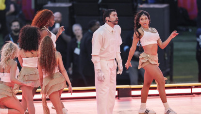 Bad Bunny durante su actuación en la Superbowl