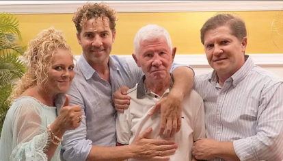 David Bisbal con su padre y el resto de la familia