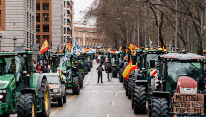 Decenas de tractores recorren las calles de Madrid, camino al Ministerio de Agricultura