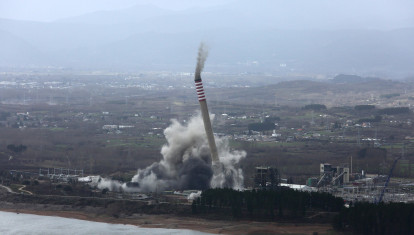 Demolición de las chimeneas de la antigua Central Térmica de Compostilla II de Cubillos del Sil (León)