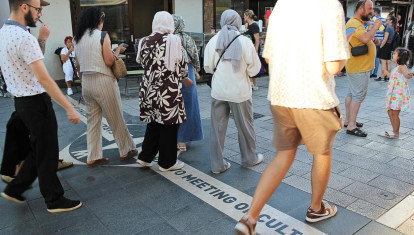 Mujeres con el tradicional hiyab por la calle