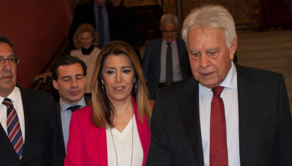 El expresidente del Gobierno Felipe González, junto a la expresidenta de Andalucía, Susana Díaz, en una imagen de archivo