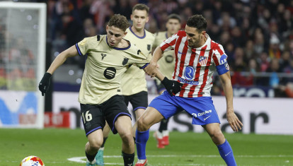 Fermín pelea un balón con Koke