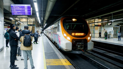 Un tren de Rodalies, en la Estación de Sants de Barcelona, hace unos días