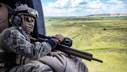 Un militar de las fuerzas especiales españoles, en un helicóptero durante el ejercicio Steadfast Dart 26