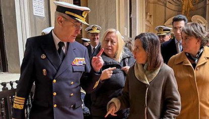 La ministra de Defensa, Margarita Robles, junto al jefe de Estado Mayor de la Armada (AJEMA), almirante general Antonio Piñeiro
