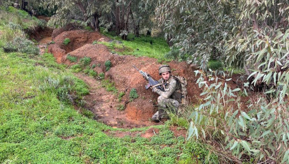 Un militar del Tercio Duque de Alba 2º de la Legión (TERLEG 2), en un ejercicio de asalto a posiciones defensivas