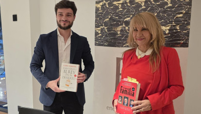 Alejandro Entrambasaguas y la periodista marbellí Amparo de la Gama posan con los libros del jefe de investigación de El Debate