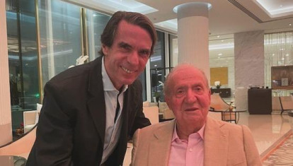 Juan Carlos I posa con el expresidente del Gobierno, José María Aznar