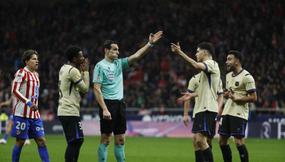 Martínez Munuera señala una falta contra el Barcelona en el duelo frente al Atlético de Madrid