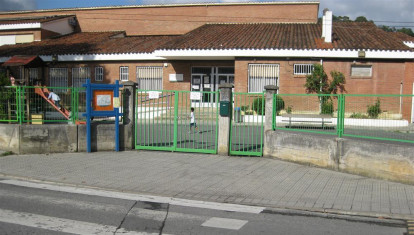 Entrada del CEIP Larrañazubi, en Gecho