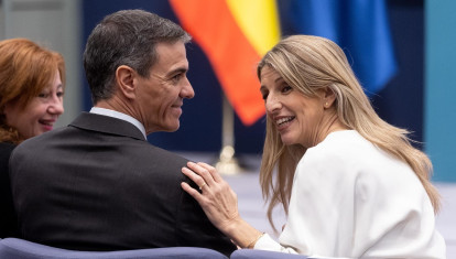 El presidente del Gobierno, Pedro Sánchez, y la vicepresidenta segunda y ministra de Trabajo y Economía Social, Yolanda Díaz, durante el acto de la firma del acuerdo para la subida del salario mínimo interprofesional (SMI)