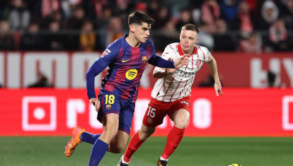 Gerard Martín, con el balón en el Girona - Barcelona
