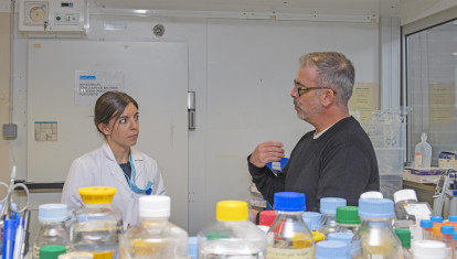 Roger Paredes en el laboratorio con una investigadora
