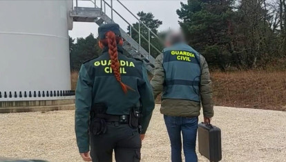 Detenidos por homicidio imprudente los dos amigos del joven fallecido en un aerogenerador en Burgos

REMITIDA / HANDOUT por GUARDIA CIVIL
Fotografía remitida a medios de comunicación exclusivamente para ilustrar la noticia a la que hace referencia la imagen, y citando la procedencia de la imagen en la firma
17/2/2026