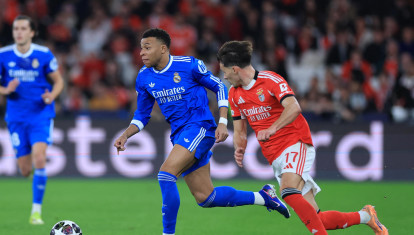 Kylian Mbappé lucha por un balón con Amar Dedic en el Benfica - Real Madrid