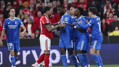 Nicolas Otamendi discute con Vinicius durante el partido entre el Benfica y el Real Madrid