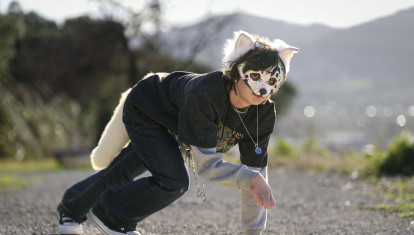 Imagen de un 'therian', personas que aseguran identificarse con animales no humanos y actúan como tal, tapando sus rostros con máscaras, moviéndose a cuatro patas, saltando o reptando, un fenómeno que se ha hecho viral en redes sociales