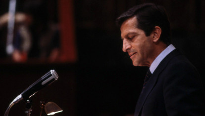 ADOLFO SUAREZ GONZALEZ
POLITICO ESPAÑOL. CEBREROS 1932-2014
PRESIDENTE DEL GOBIERNO DE ESPAÑA AÑOS 1976 AL 1981
EN LA TRIBUNA DEL CONGRESO DE LOS DIPUTADOS AÑO 1986