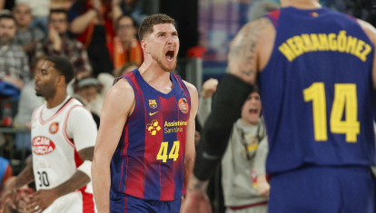 VALENCIA, 20/02/2026.- El alero del FC Barcelona, Joel Parra, celebra una canasta durante el partido de cuartos de final de la Copa del Rey de baloncesto que disputan este viernes frente a UCAM Murcia en el Roig Arena, en Valencia. EFE/Manuel Bruque
