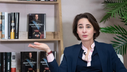 La escritora francesa Laurence Debray, biógrafa de Juan Carlos I, posa en una entrevista con Europa Press junto a ejemplares del libro 'Reconcilación' (Grupo Planeta)