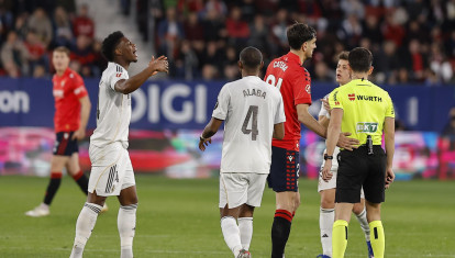 Alejandro Muñiz Ruiz dialoga con los jugadores de Osasuna y Real Madrid