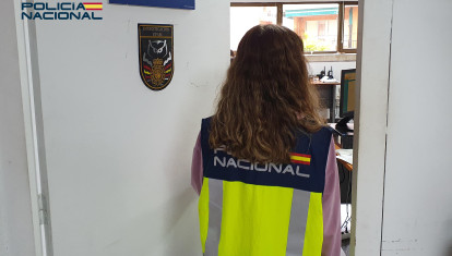 Una agente de la UFAM en la Jefatura de Palma