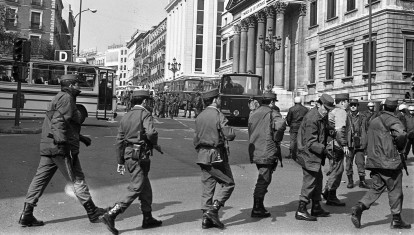 Imágenes del cordón policial que rodeaba el Congreso el 23-F, en una imagen de archivo