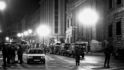 Miembros del Grupo Especial de Operaciones de la Policía Nacional (GEO) vigilan el exterior del Congreso de los Diputados